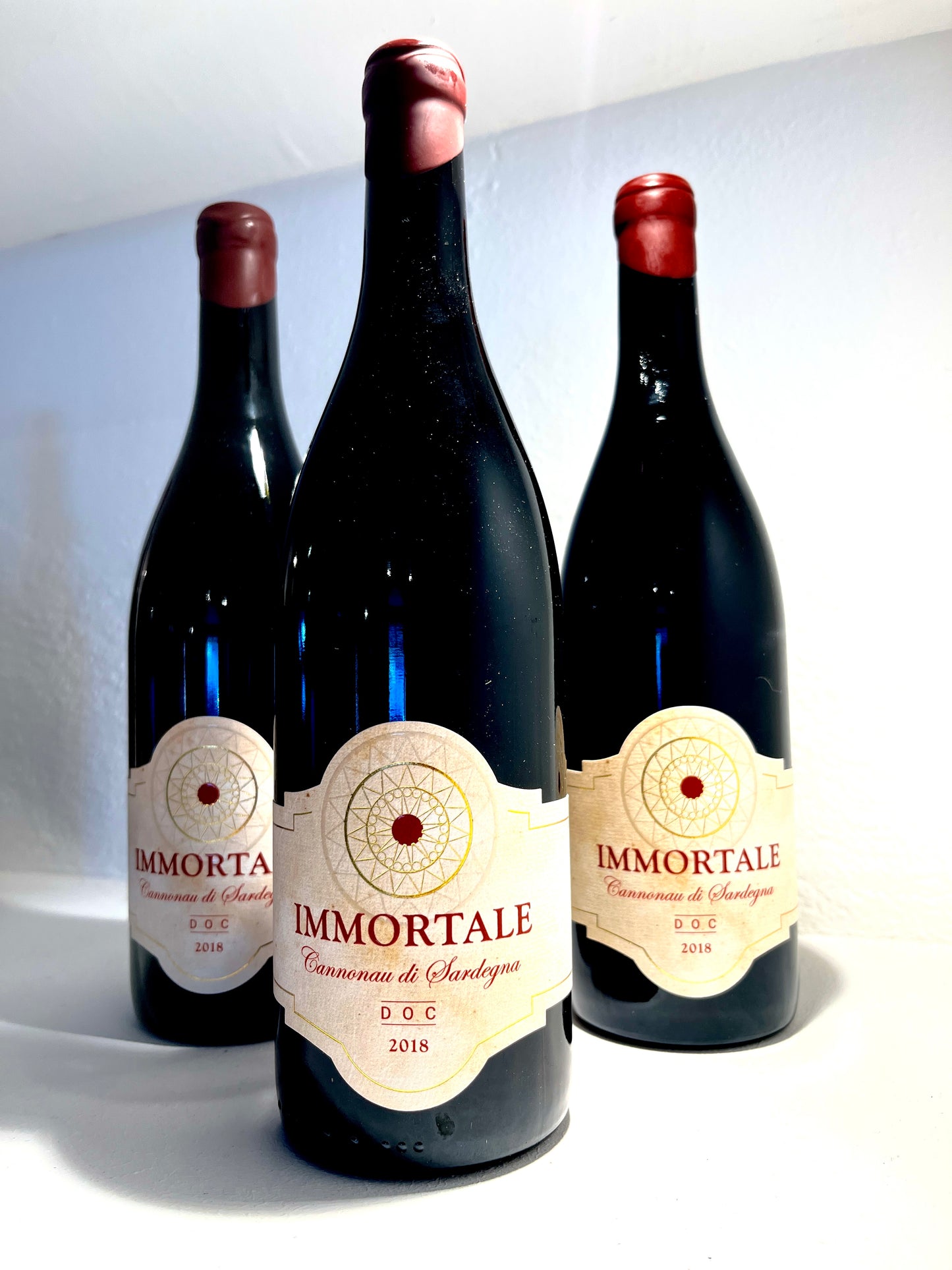 Vino Cannonau IMMORTALE Vino rosso sardo, uve di vitigno Cannonau coltivate in Sardegna (Italy). Sapore della longevità