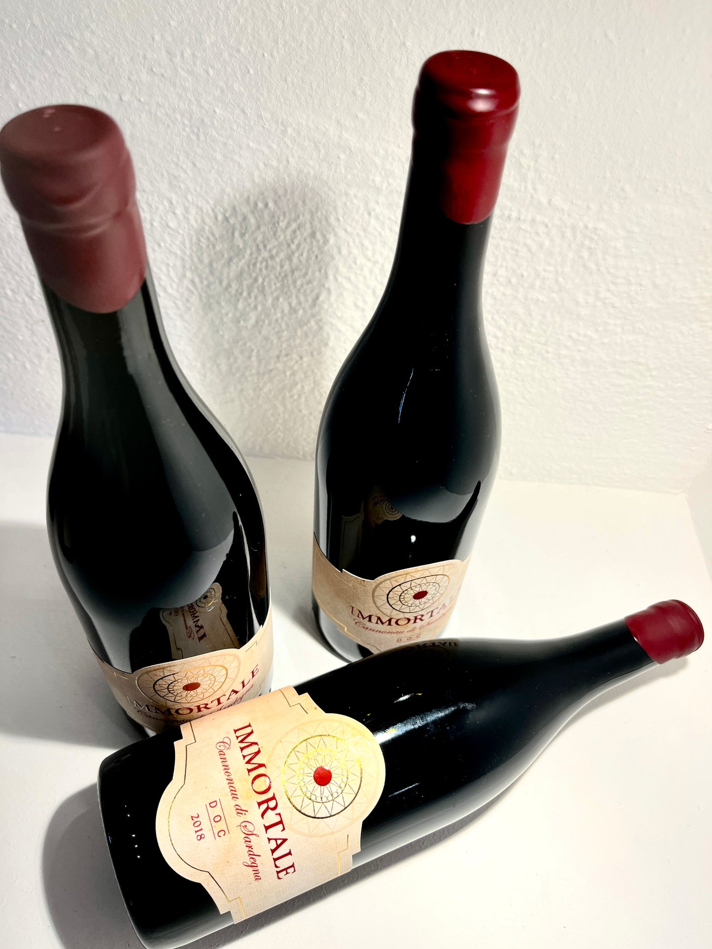Vino Cannonau IMMORTALE Vino rosso sardo, uve di vitigno Cannonau coltivate in Sardegna (Italy). Sapore della longevità