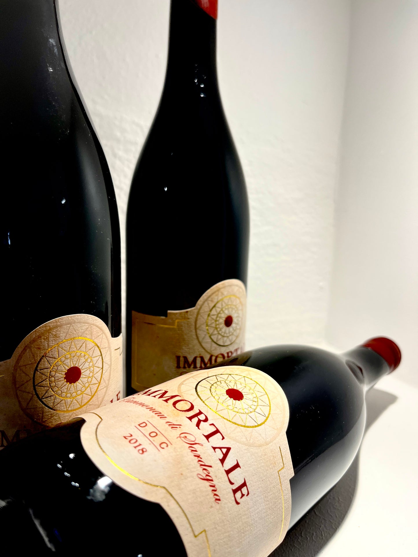 Vino Cannonau IMMORTALE Vino rosso sardo, uve di vitigno Cannonau coltivate in Sardegna (Italy). Sapore della longevità