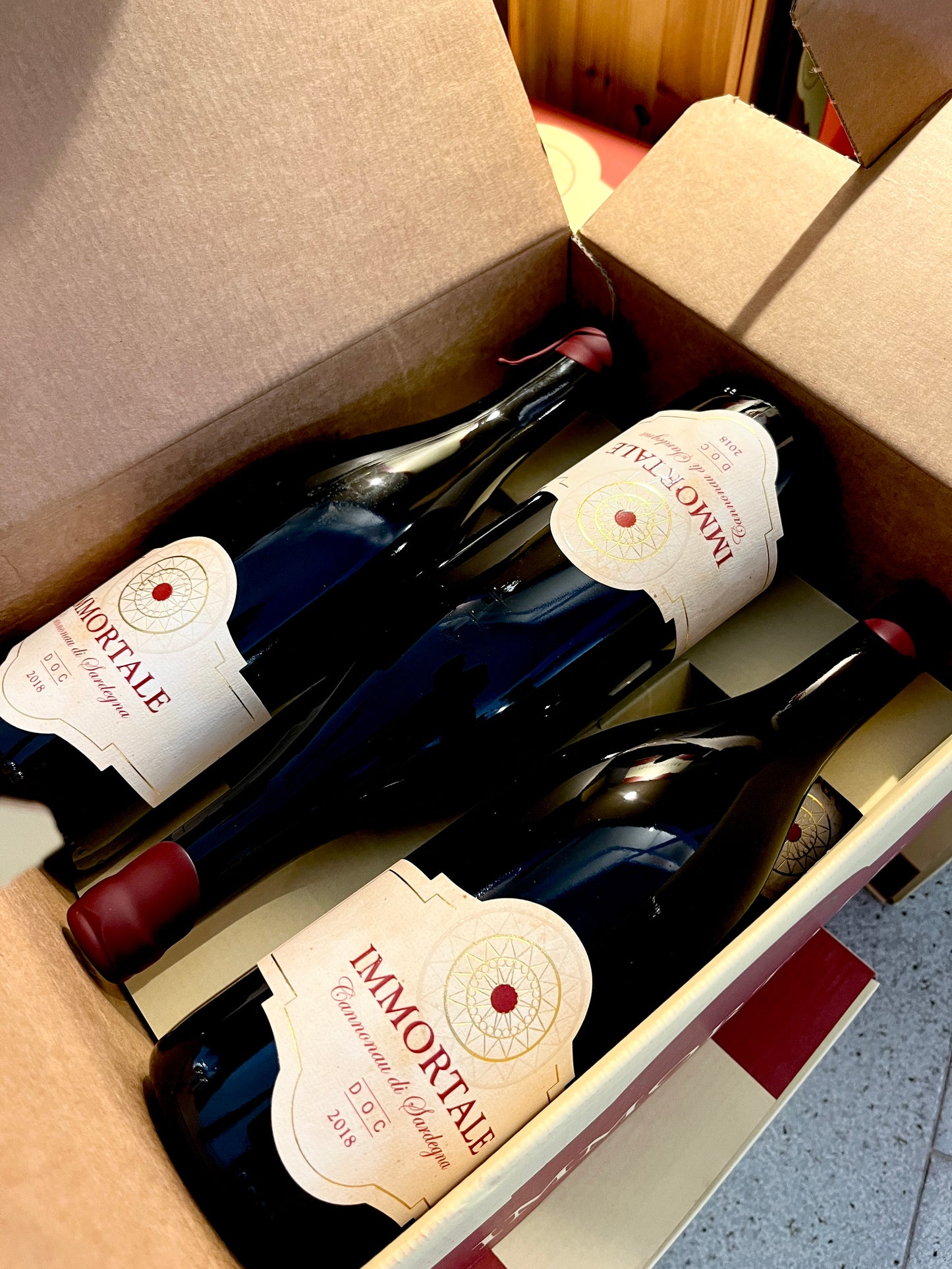 Vino Cannonau IMMORTALE Vino rosso sardo, uve di vitigno Cannonau coltivate in Sardegna (Italy). Sapore della longevità