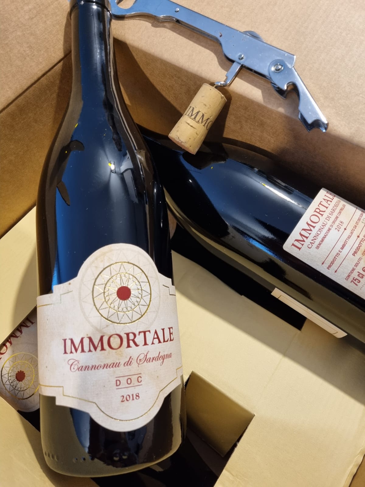 Vino Cannonau IMMORTALE Vino rosso sardo, uve di vitigno Cannonau coltivate in Sardegna (Italy). Sapore della longevità